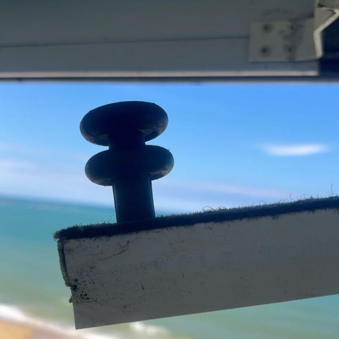 Troca de roldana de cortina de vidro em apartamento na orla de Vila Velha