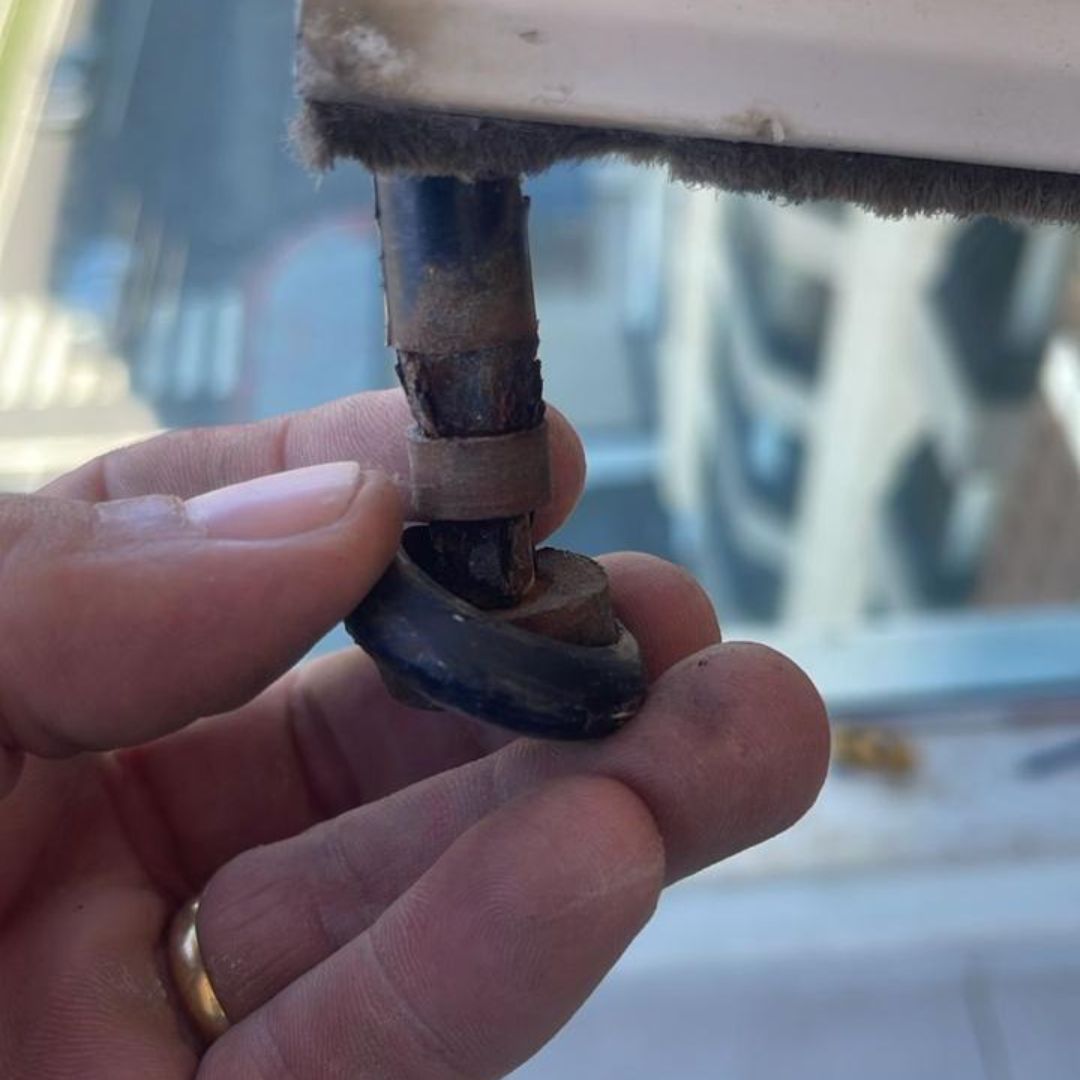 Roldana oxidada pela maresia retirada da cortina de vidro