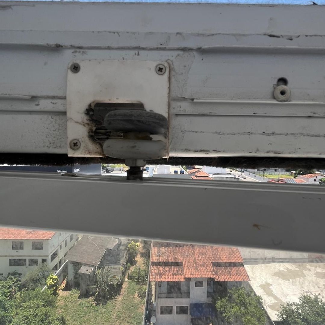 Roldana instalada no trilho da cortina de vidro