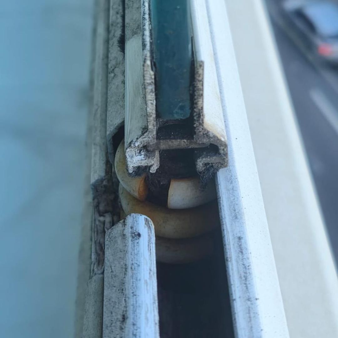 Trilho de cortina de vidro oxidado em apartamento de Vila Velha